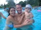 Foto de una pareja con su niña de 3 años en la piscina