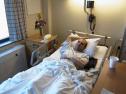 Un paciente ingresado en la cama de un hospital