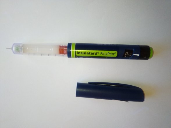 Un autoinyector de insulina tipo bolígrafo.