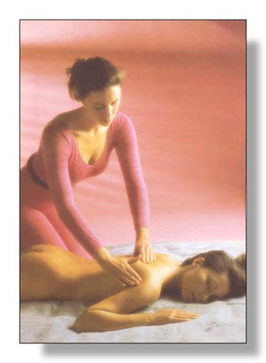 Una mujer da un masaje a otra mujer que esta tumbada