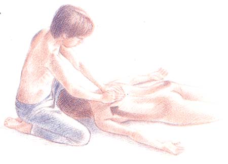 Una persona masajea a otra por la espalda