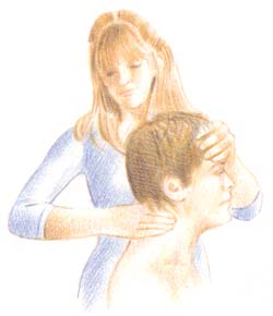 Coloca una mano en la frente y utiliza la otra para masajear la nuca y la zona junto a la base del cráneo. Con los pulgares haz movimientos giratorios pequeños, y pellizca la carne entre el pulgar y los demás dedos.